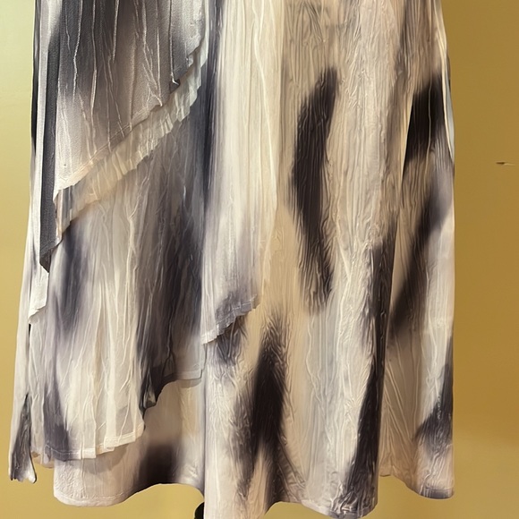 Komarov white to grey to black striped crinkle tiered midi stress Large - Picture 2 of 6